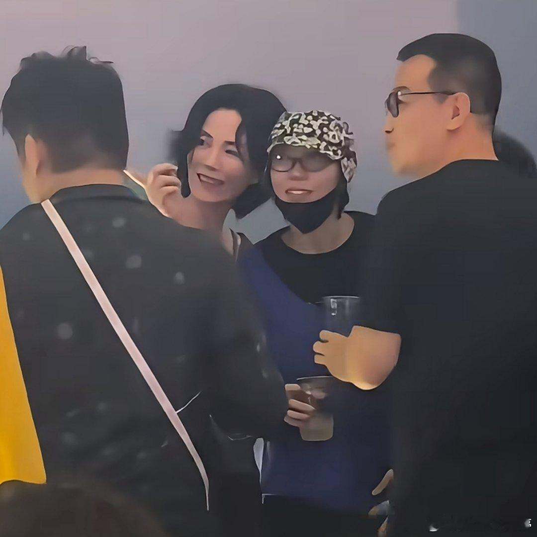 窦靖童在妈妈面前真的好小一只这一家子好可爱啊，王菲在当妈这块依然很飒王菲教窦靖童