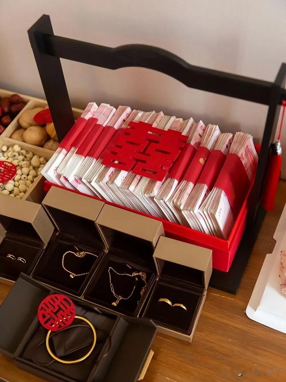 腊月二八，34岁二婚男带着50岁女友回家，被亲妈拒之门外！这两天我们村轰动了，