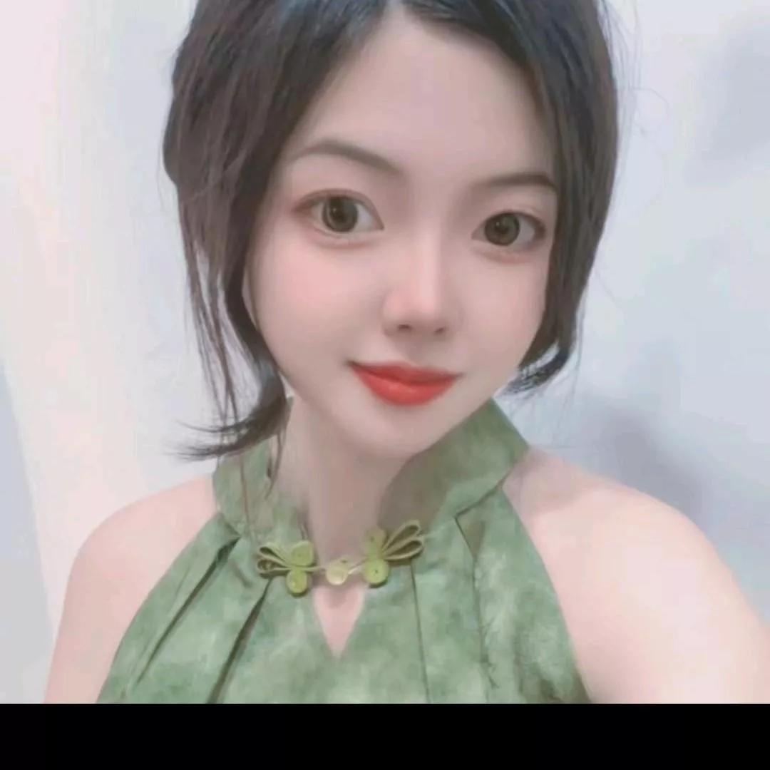 绿衣少女笑，春意满面生。绿衣美人绿裙佳人写真绿裙美人自拍绿衣古装美女黄衣