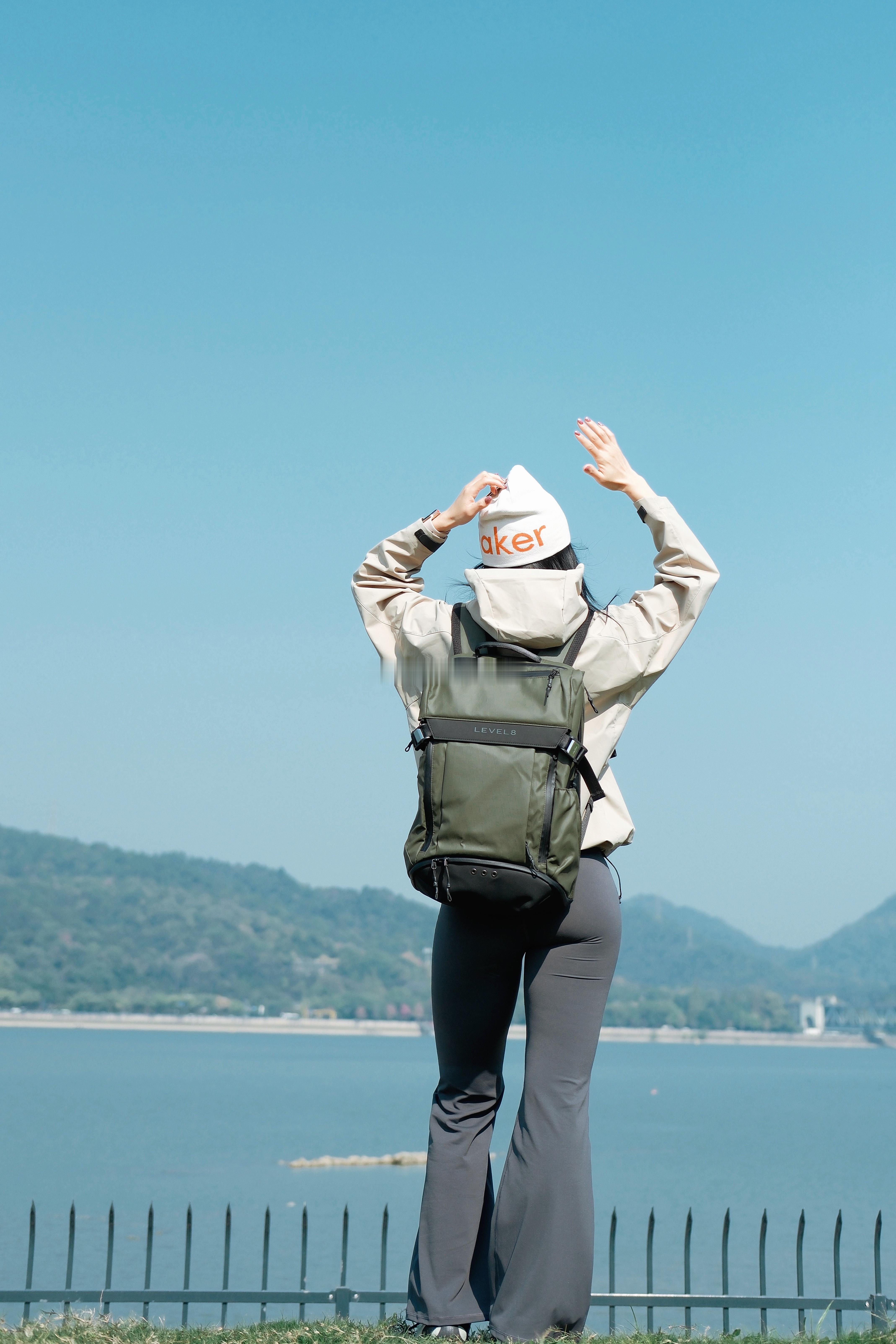 山系女孩的松弛感｜卡其+灰调户外穿搭公式周末的风裹着秋意🌿卡其冲锋衣的松弛感