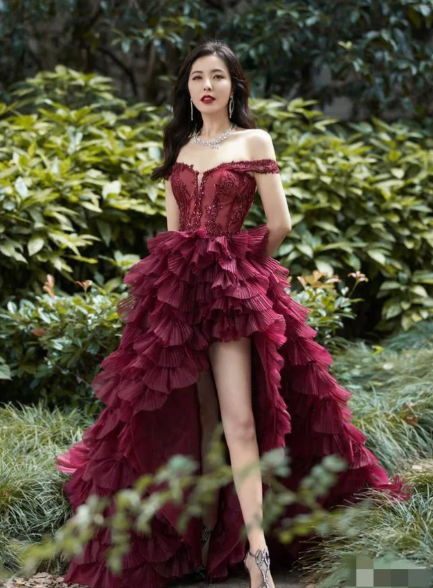哇塞！曾黎终于高调美出圈啦！穿一字裙优雅迷人，长卷发风情万种，尤物气质太撩人！