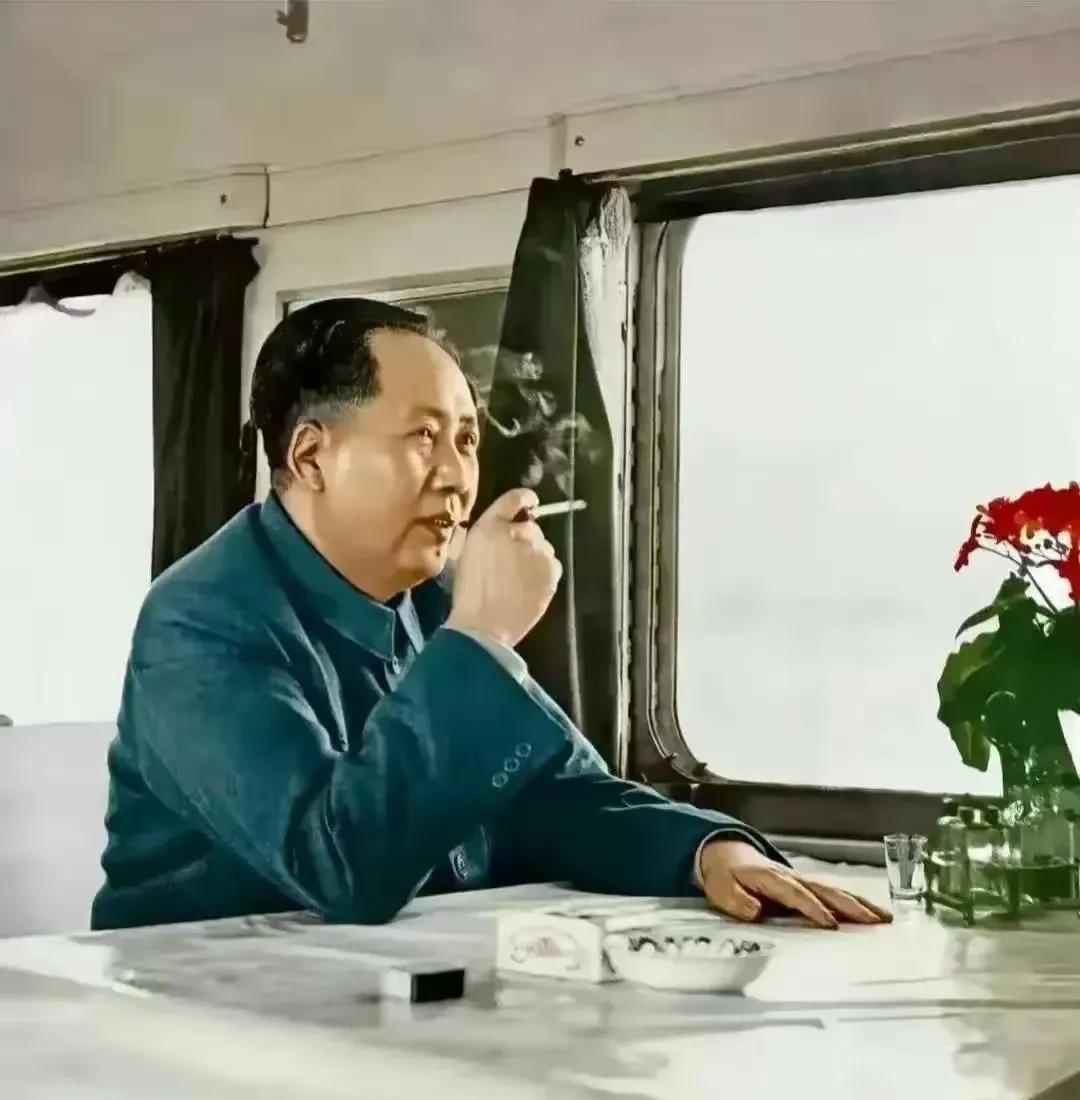 家人们，快瞅瞅这张超有意义的老照片！照片里，毛主席坐在专列上，神情专注又若有所思