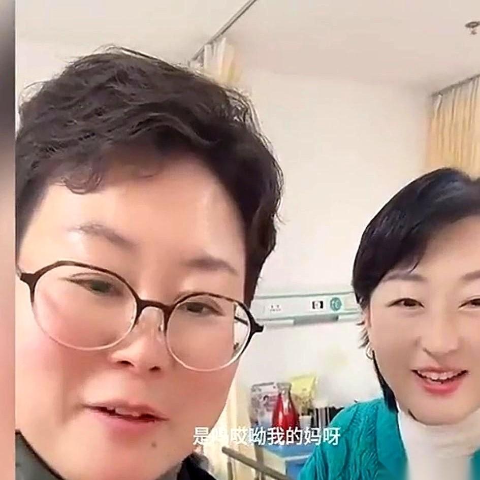 在医院里，一个老头儿正弯着腰，仔仔细细地给他老太太穿袜子，穿鞋。老太太笑得像个