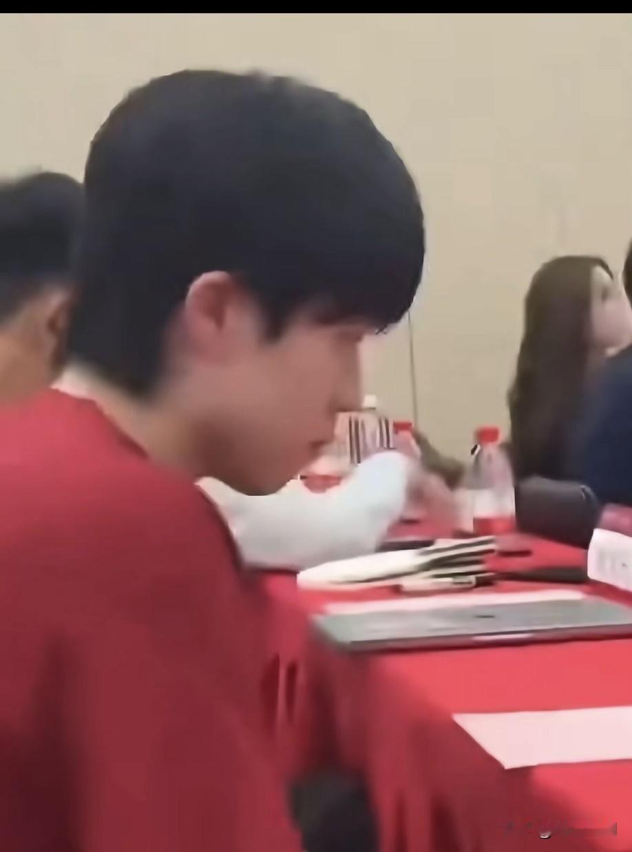 北大研究生楚钦开学有点拘谨啊看到另外一个视角挺多人拍他，他能不害羞么？