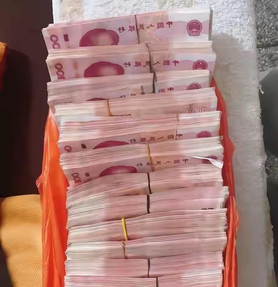 今天帮我妈去银行取了十五万现金，是给我弟凑的首付。柜员点了半天，捆成一摞一摞的装