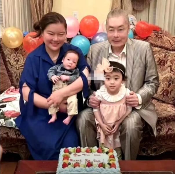 87岁刘诗昆这状态，不服不行！定居美国，带着小37岁的妻子，还有5岁女
