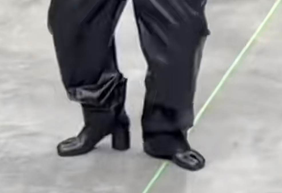单依纯唯爱丑鞋子国乐无双🤭被单依纯可爱特质萌化！放着好看鞋子不穿，专宠丑鞋子