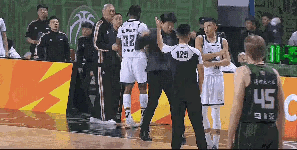 山东男篮或申诉！在对阵南京男篮的比赛中，虽然山东男篮拿下了比赛，但球队损失惨重！
