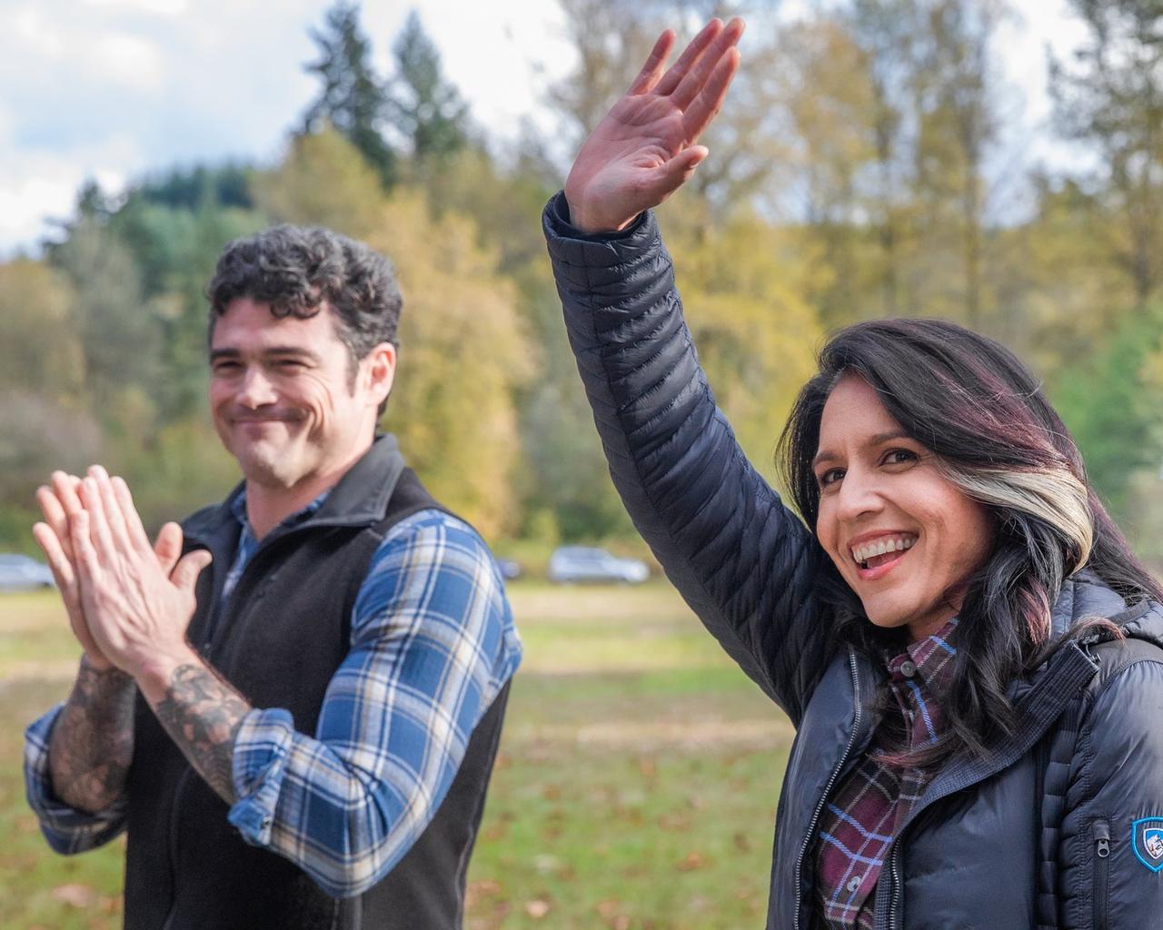 新闻快讯——据《卫报》报道，特朗普已向内阁官员询问，是否应解除国家情报总监图尔西