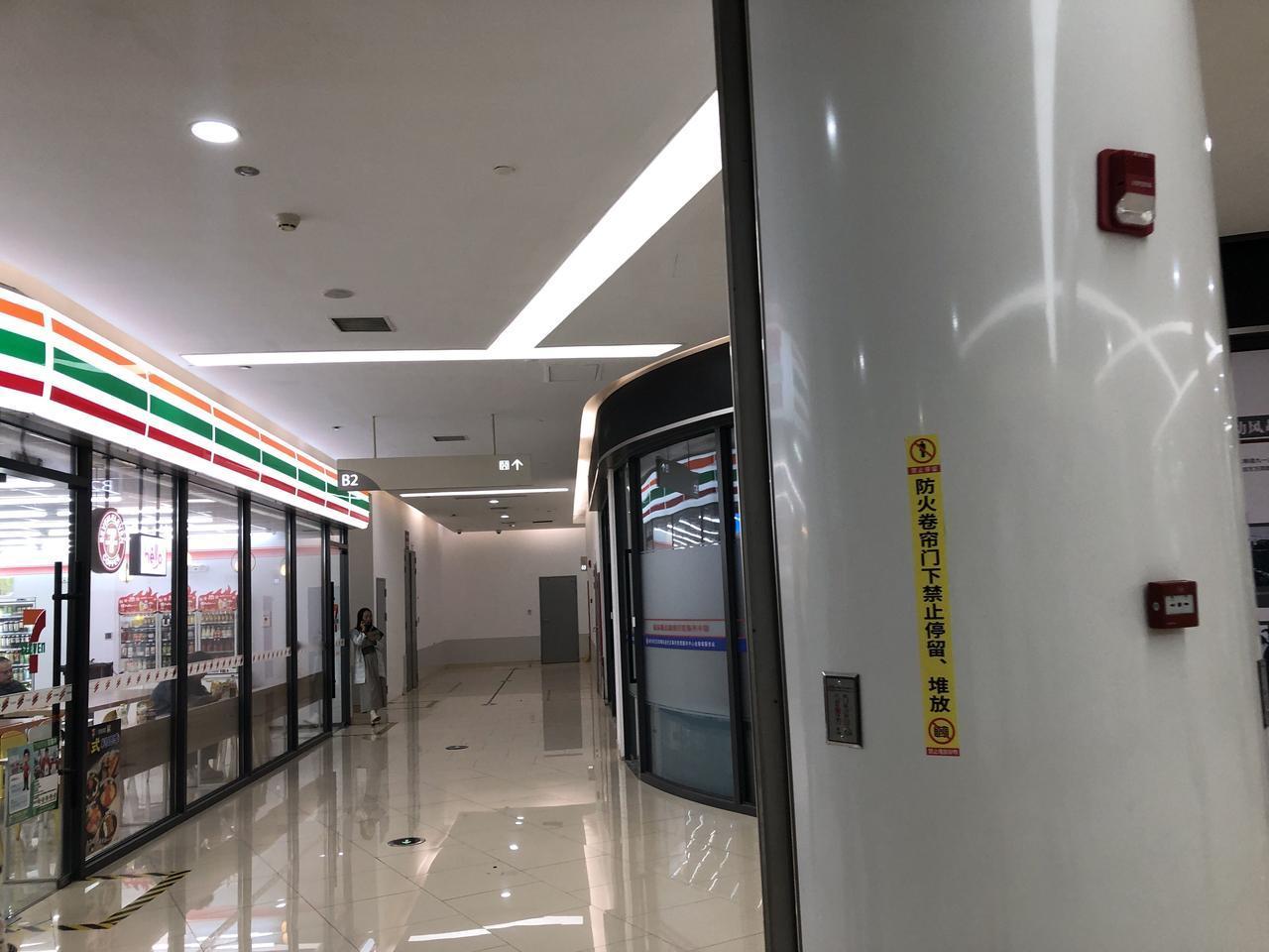 你很难相信上海陆家嘴三件套所在的陆家嘴核心区地下空间现在被折腾成这样一副县城风格