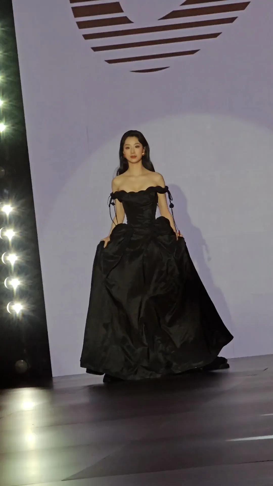 鎏光盛典红毯收官！王小亿全黑礼服压轴解锁短剧圈