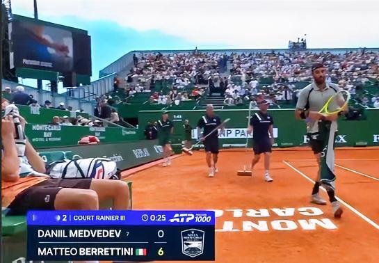 梅德韦杰夫这是怎么啦？这是要奔吃双蛋的节奏吗？刚说他有回春的迹象，这红土开场