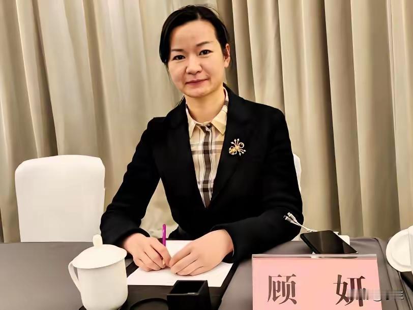 今天江苏启东城投集团的顾妍上了热搜，她是1978年出生的江苏启东人，她长期在