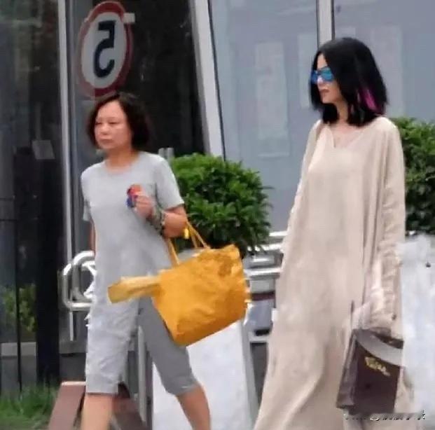 54岁王菲现身北京街头，一袭“麻袋裙”穿搭惊艳众人！[玫瑰][玫瑰][玫瑰]