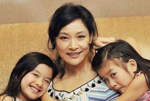 娱乐圈曾经有两个母亲，非要转让自己的孩子，一个叫陈冲，一个叫郑爽，陈冲曾在98