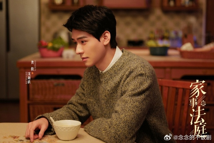 龚俊拍1集需2袋瓜子龚俊本来就爱八卦，演这部剧简直本色出演，吃瓜吃到忘词都不奇