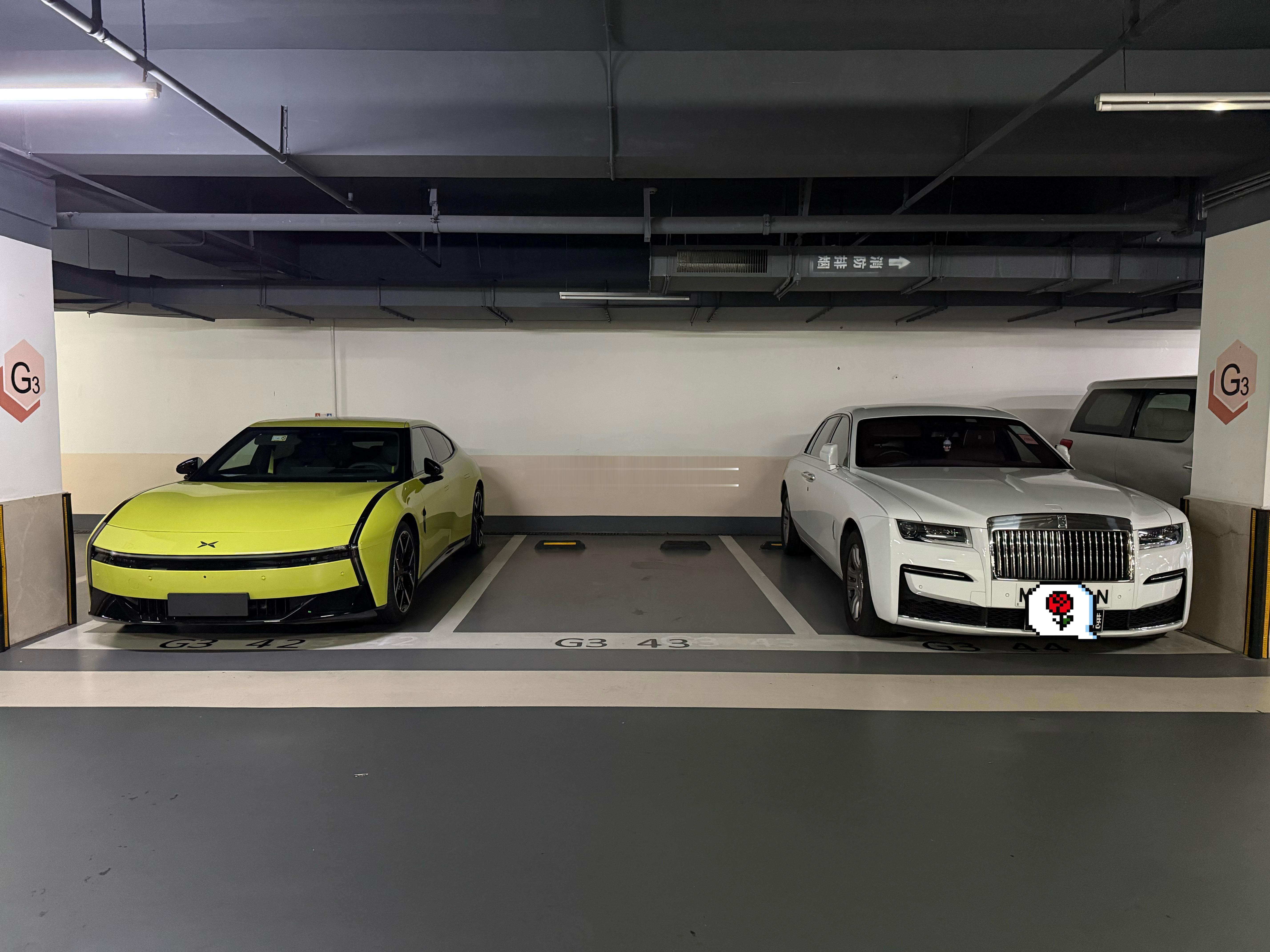 你们说中间应该停一辆什么车？[笑着哭][笑着哭][笑着哭]小鹏汽车