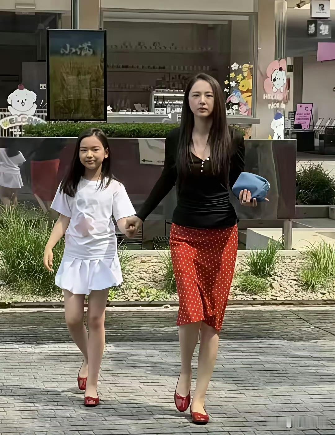 董璇的女儿以后大了，一定不得了现在娱乐圈也太卷了吧！小酒窝才9岁，刚上小学的