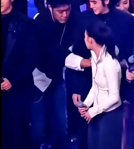 别学她抢C位。舞台下的激光，会直接扫射你。某卫视跨年晚会，一位新生代女歌手三