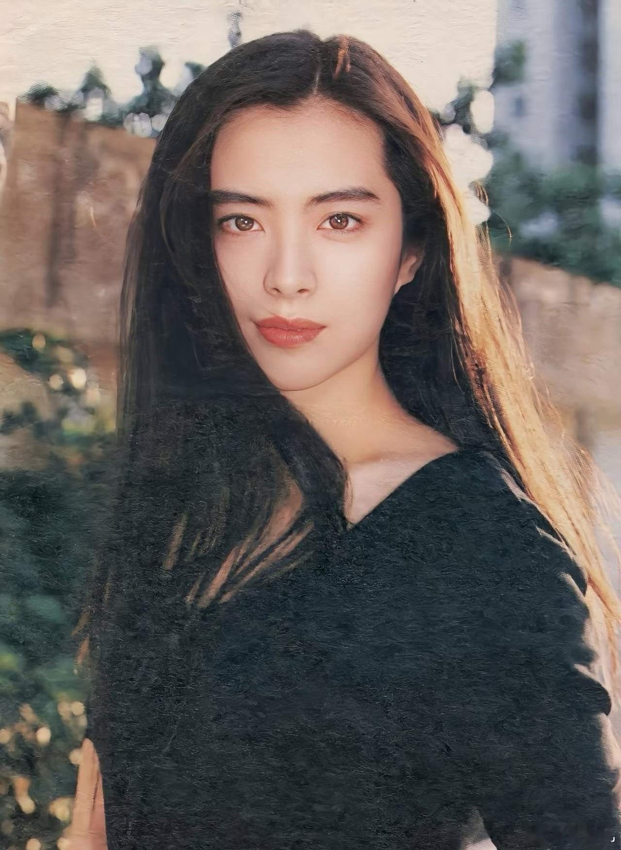 1.王祖贤之前退圈，很多人对她还有女神滤镜，这次复出捞金，一改佛系的态度，割裂感