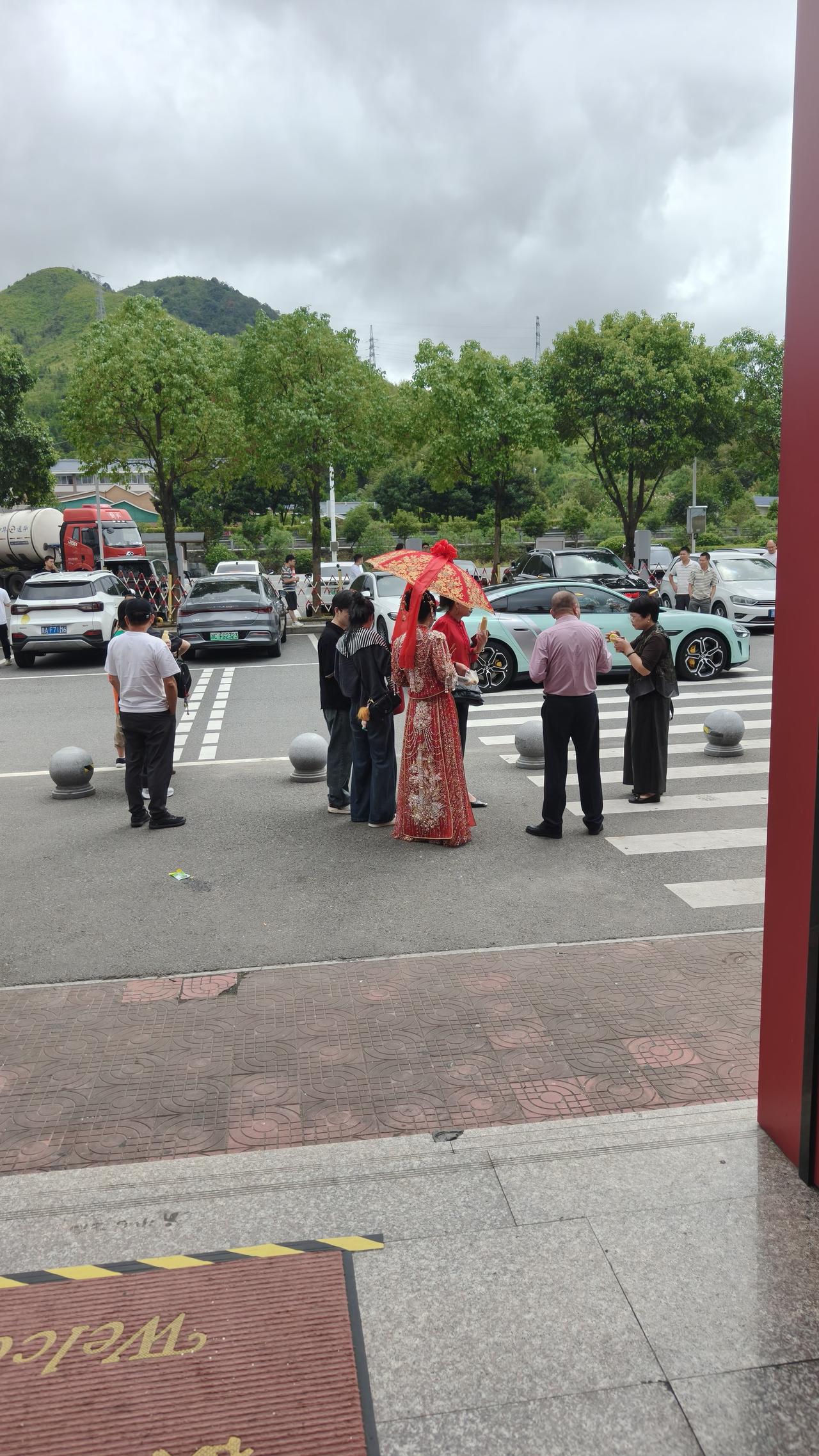 在服务区撞见的那一幕，现在想起来还觉得暖乎乎的。穿正红色秀禾的姑娘坐在休息区的