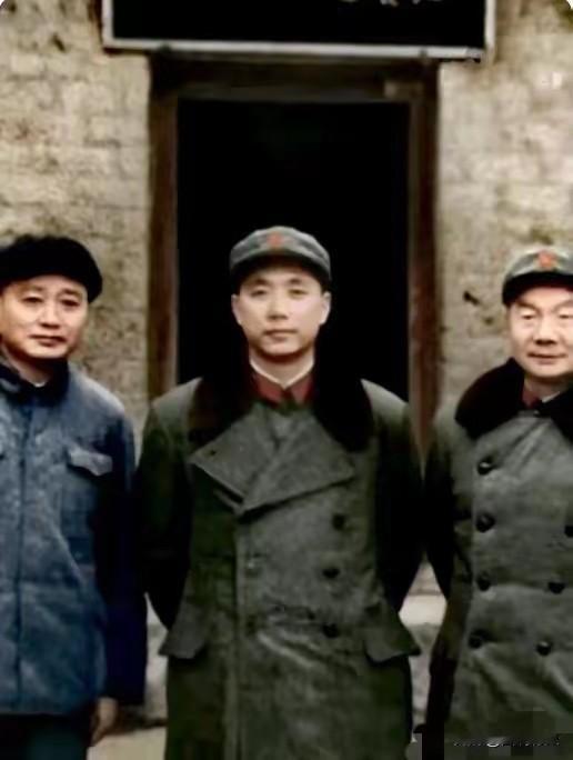 一位年轻人在毛主席故居前留影1974年12月26日，毛主席81岁生日，一位年