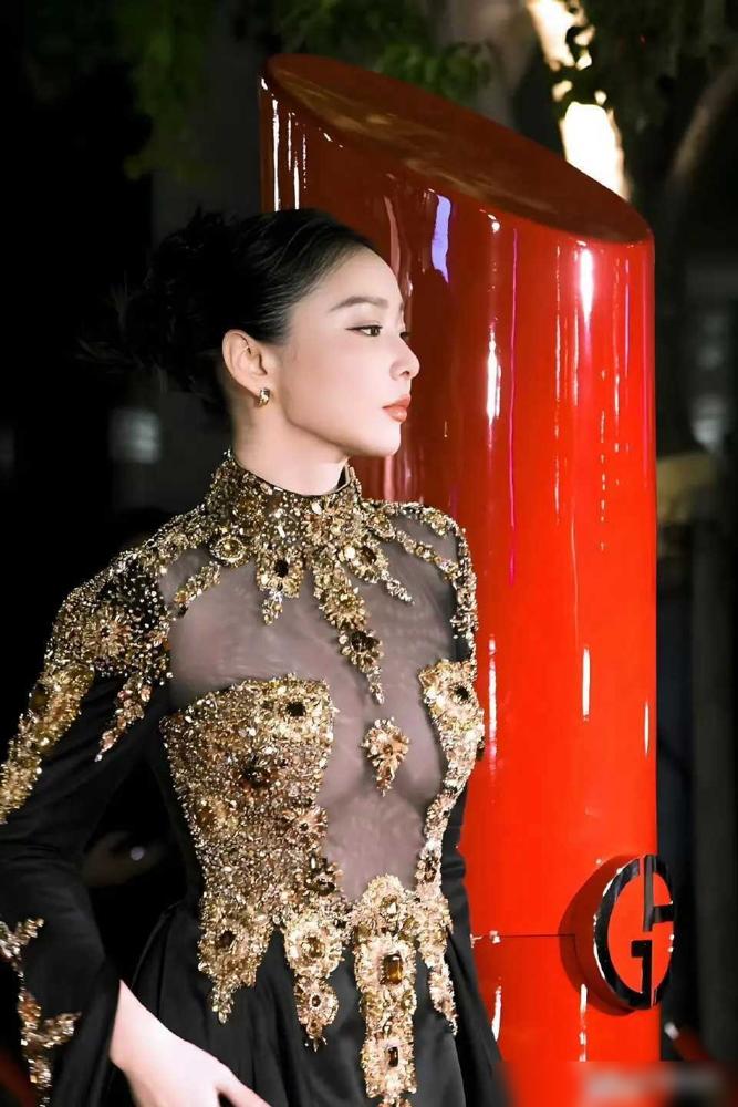 你敢信吗？高叶走戛纳红毯，那件绿色礼服下楼前直接崩开，针脚都露出来了。时间紧