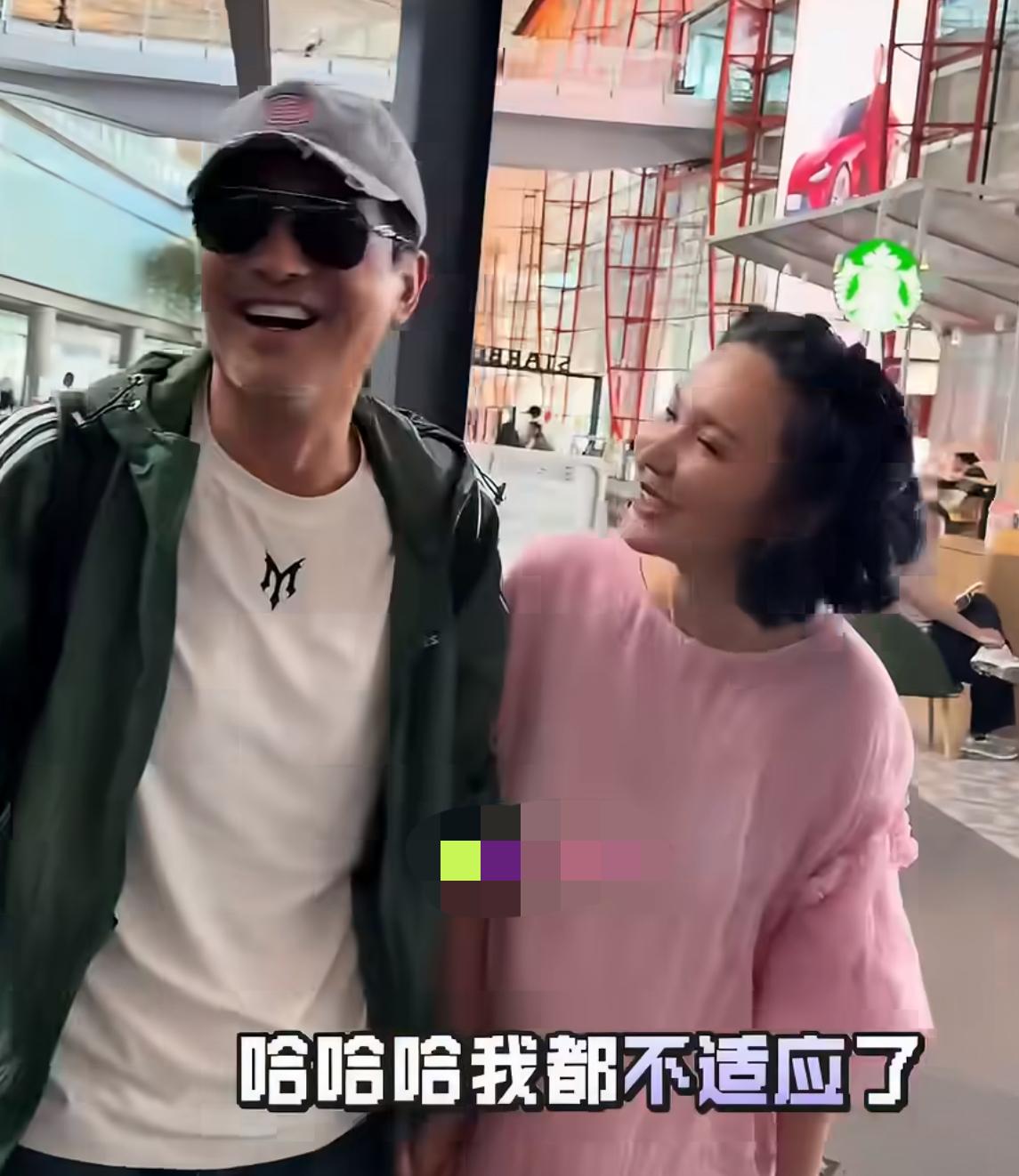 郭晓东参加《披荆斩棘》后人气大涨，老婆程莉莎接机被粉丝惊到了。看到那么多粉丝接
