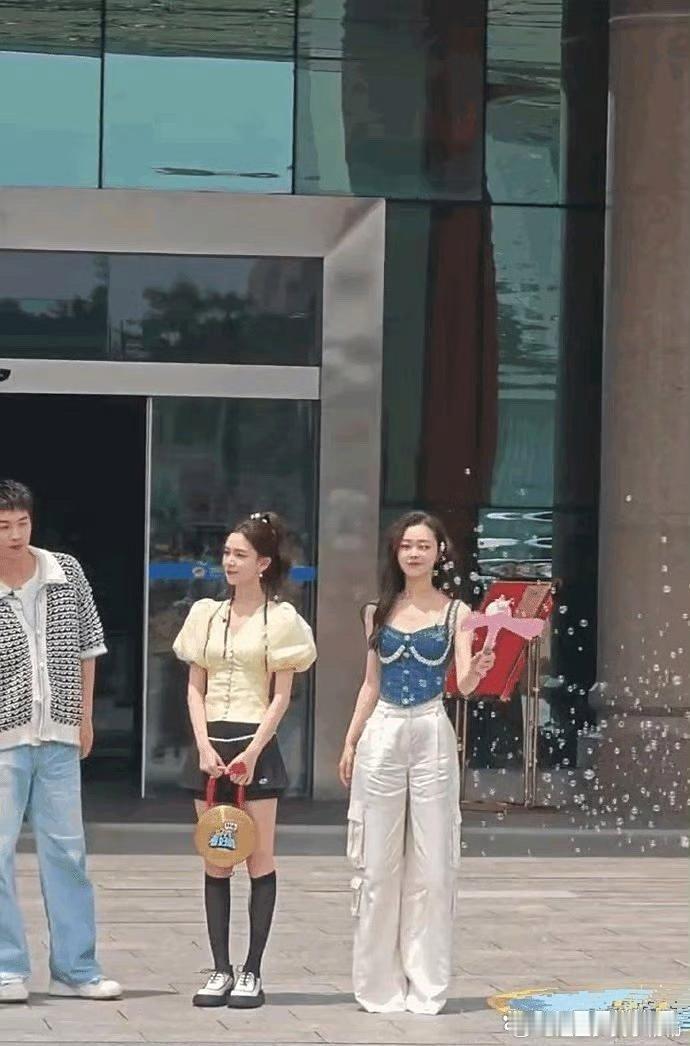 今年拖地裤超流行，宋轶穿它拉长身材比例，效果超棒，而且她搭的是平底鞋哦。​​​