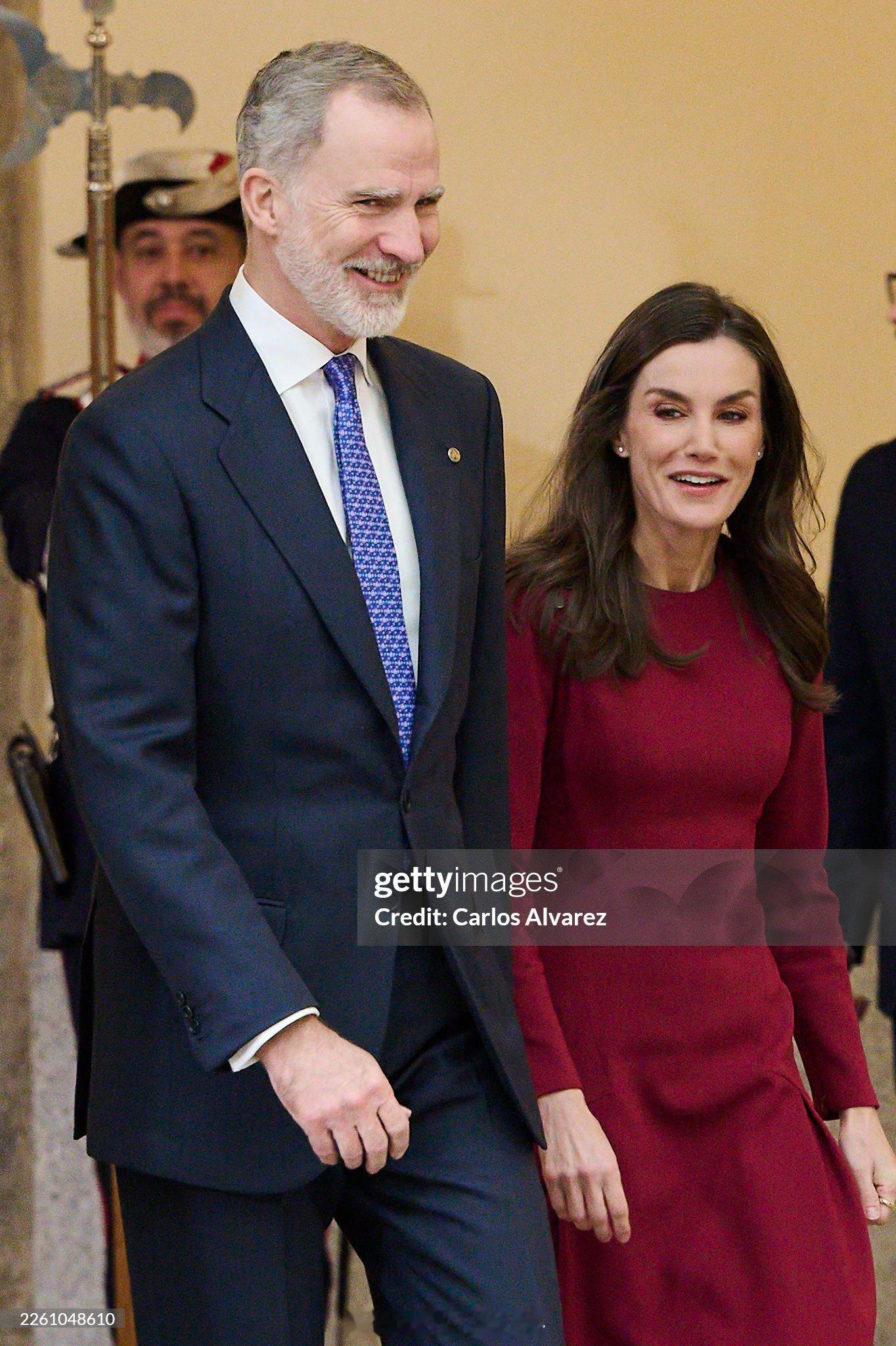 2.11西班牙国王菲利普六世和王后莱蒂齐亚出席国家体育奖颁奖礼，小莱红裙来自c