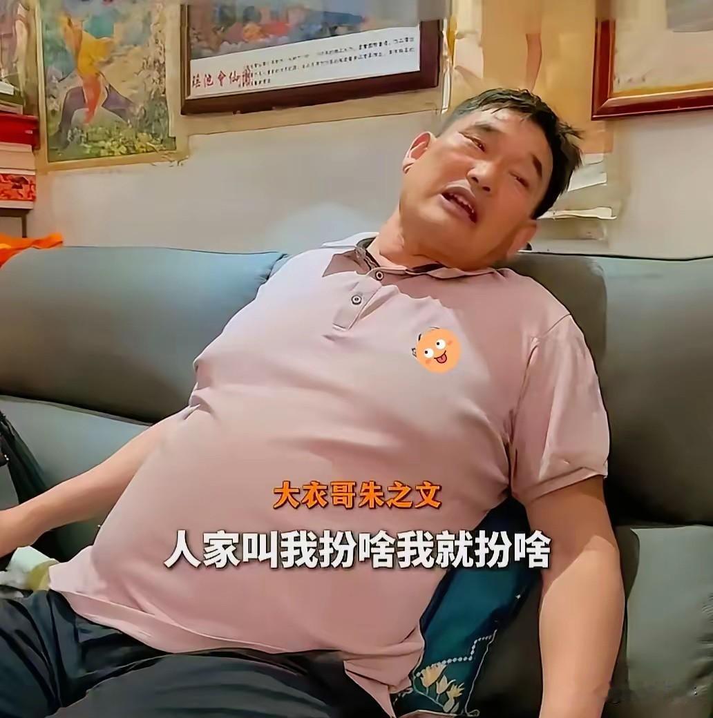 为什么各大景区都盯着朱之文？原因很简单。真不是因为他唱的好、价格便宜，而是这老头