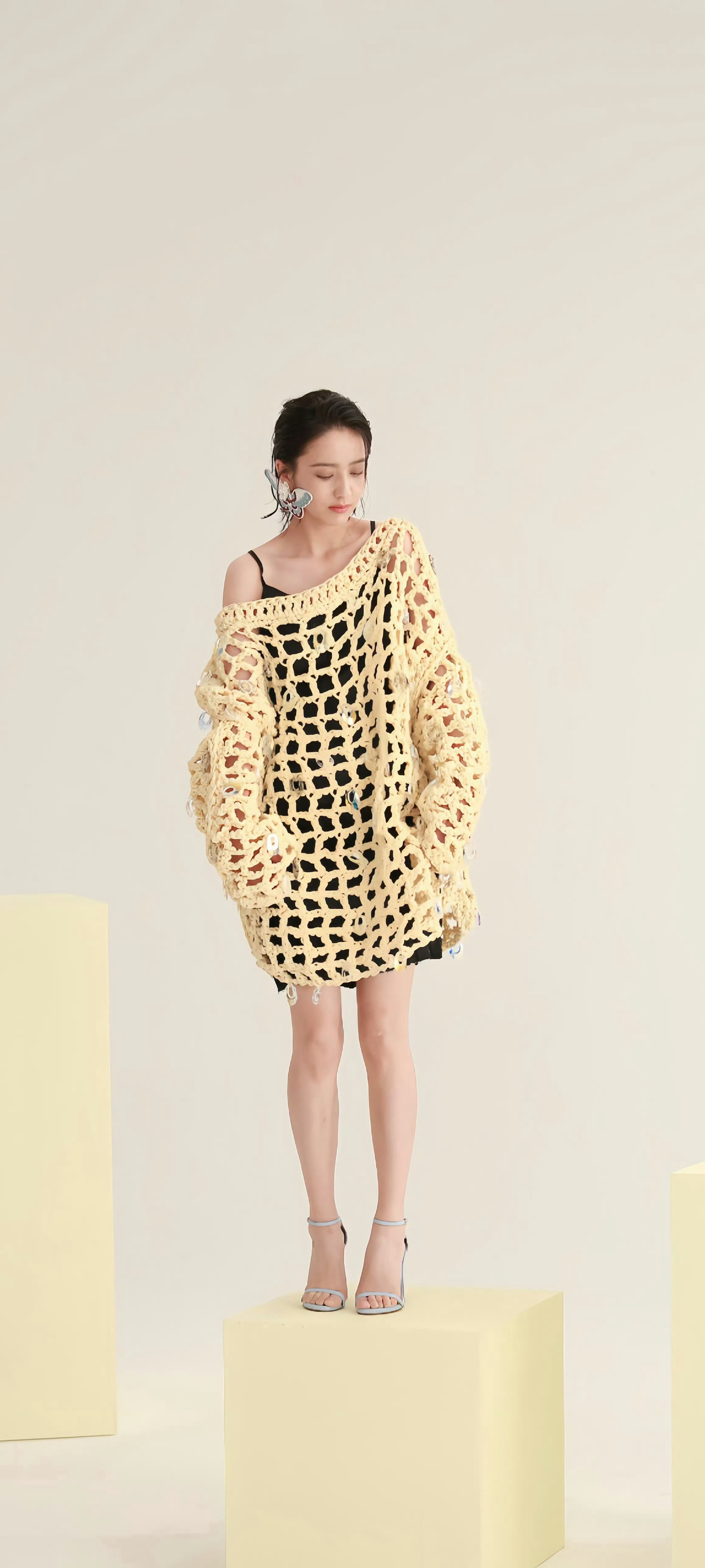 佟丽娅穿搭壁纸，黑色吊带裙内搭，高跟大长腿好美。今天穿什么佟丽娅