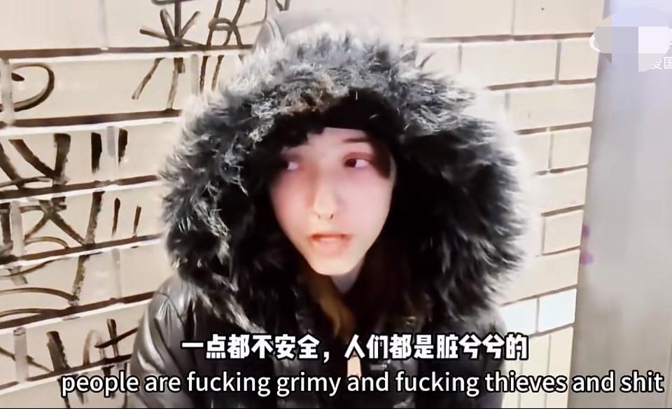 美国高颜值20岁流浪女，不想流浪但是无可奈何，她说街头都是乱七八糟的人，脏兮兮的