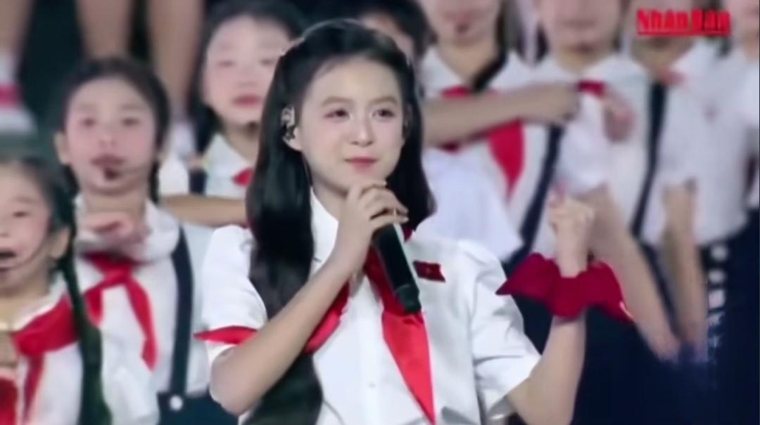 各有千秋吧！这位越南的少先队员，真不比这两天爆红的秦主任长得差。这个越南小姑