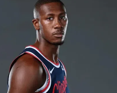 快船前锋约翰-科林斯因为生病缺席今日比赛，这是他本赛季首次缺席。这样一来，克里