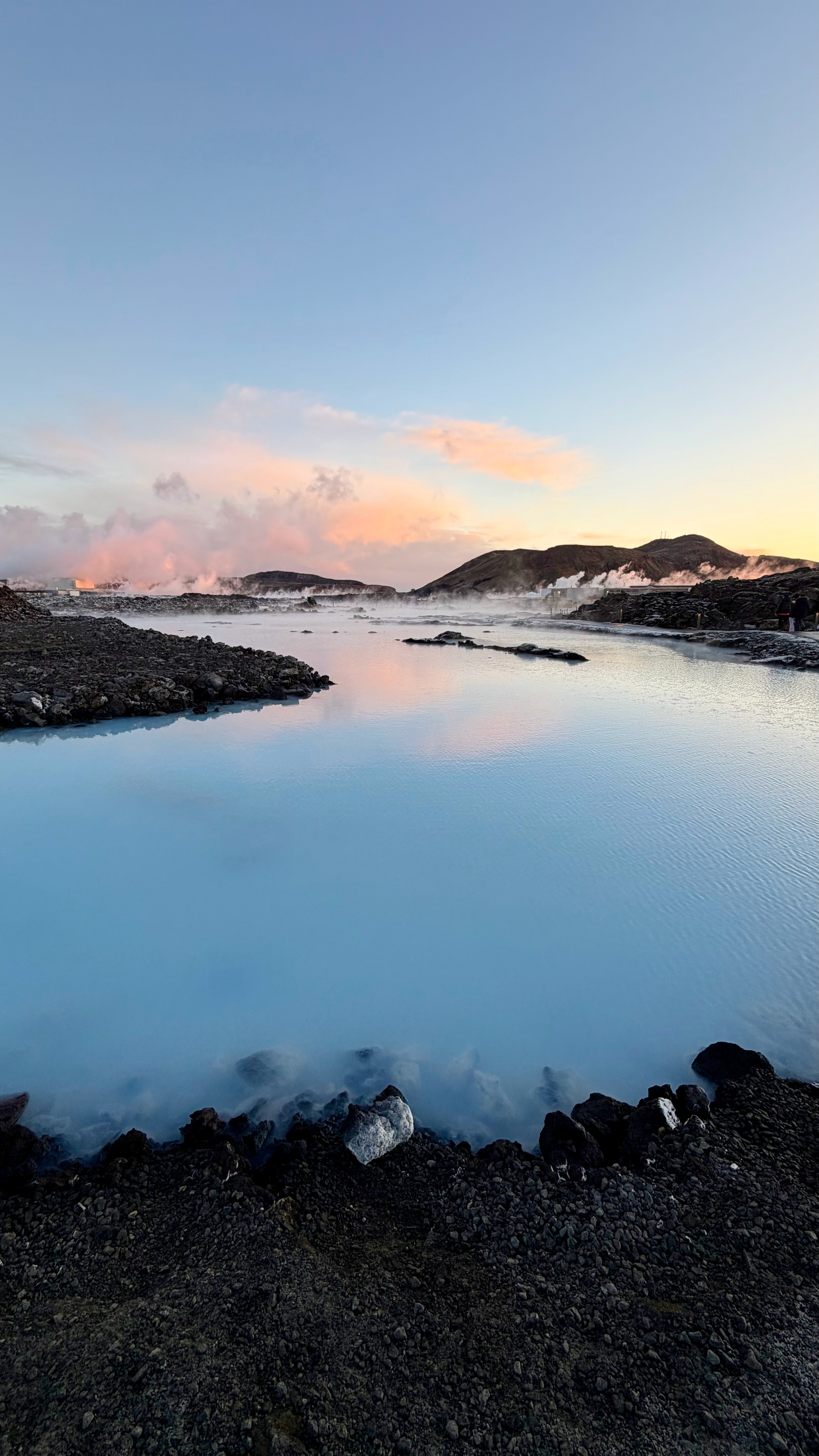 冰岛为啥遍地冒烟？💨地处板块裂谷+地幔热点，地壳薄、地热极强，蓝湖是火山熔岩形