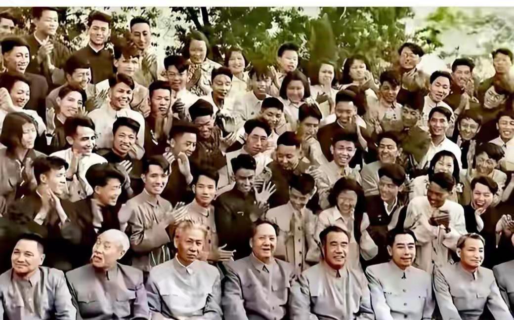 这张将珍贵的老照片定格的温暖瞬间，学生们稚嫩的脸庞上洋溢着按耐不住的喜悦笑容。无