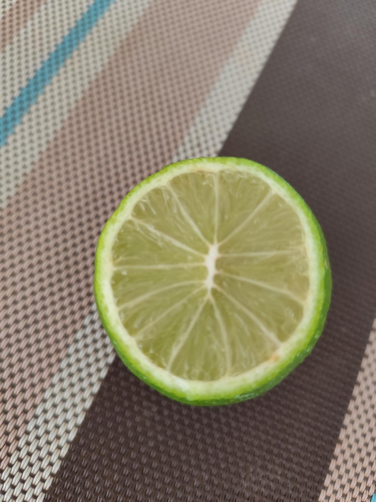 坚持每日饮用柠檬水，真的能够祛除脸上的斑斑点点。儿子在疫情期间，在家每天都喝柠檬