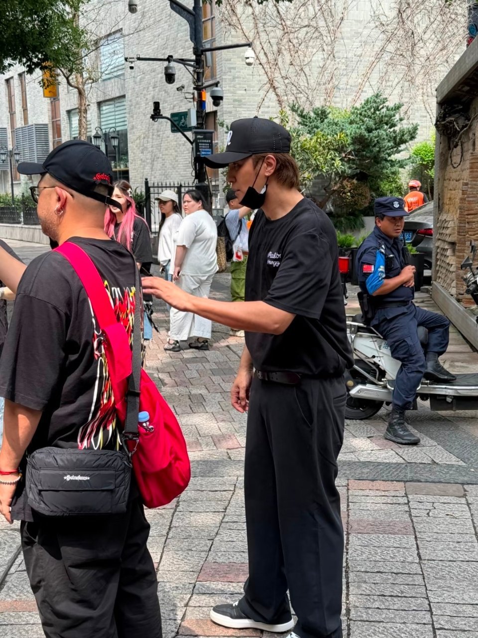 网友偶遇47岁罗志祥，时隔多年，他再次回到极限挑战拍摄地鼓楼，他一身黑色穿搭、头戴棒球帽，身形清瘦状