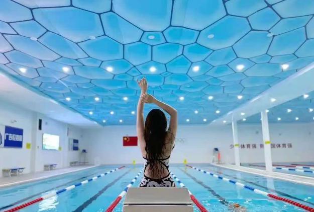 浙江杭州，一女子在游泳馆浅水区练憋气，突然，她感觉有只手，从她的腿，一直到臀部摸