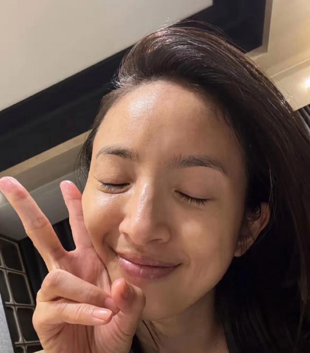 43岁的林依晨是真敢啊，直接晒出纯素颜自拍照，一点妆都不化就发出来，太真实了！