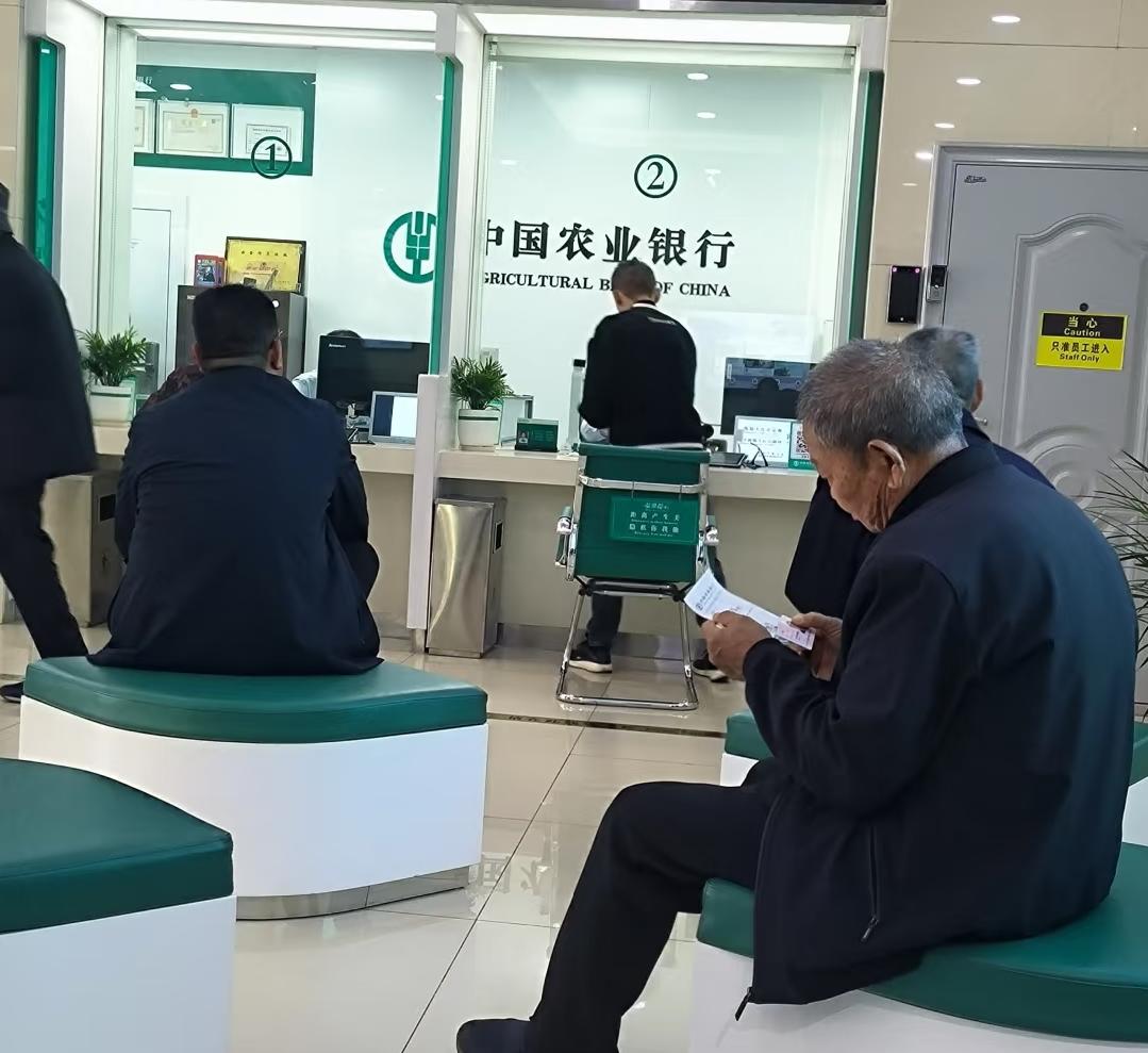 刚存完3000块定期，看着农行存折上多出来的那串数字，心里踏实得不像话！昨