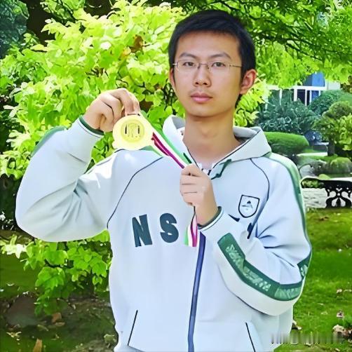 顾昱洲，超级学霸，计算机天才，多次奥赛金牌得主，15岁保送清华姚班，美国麻省理工