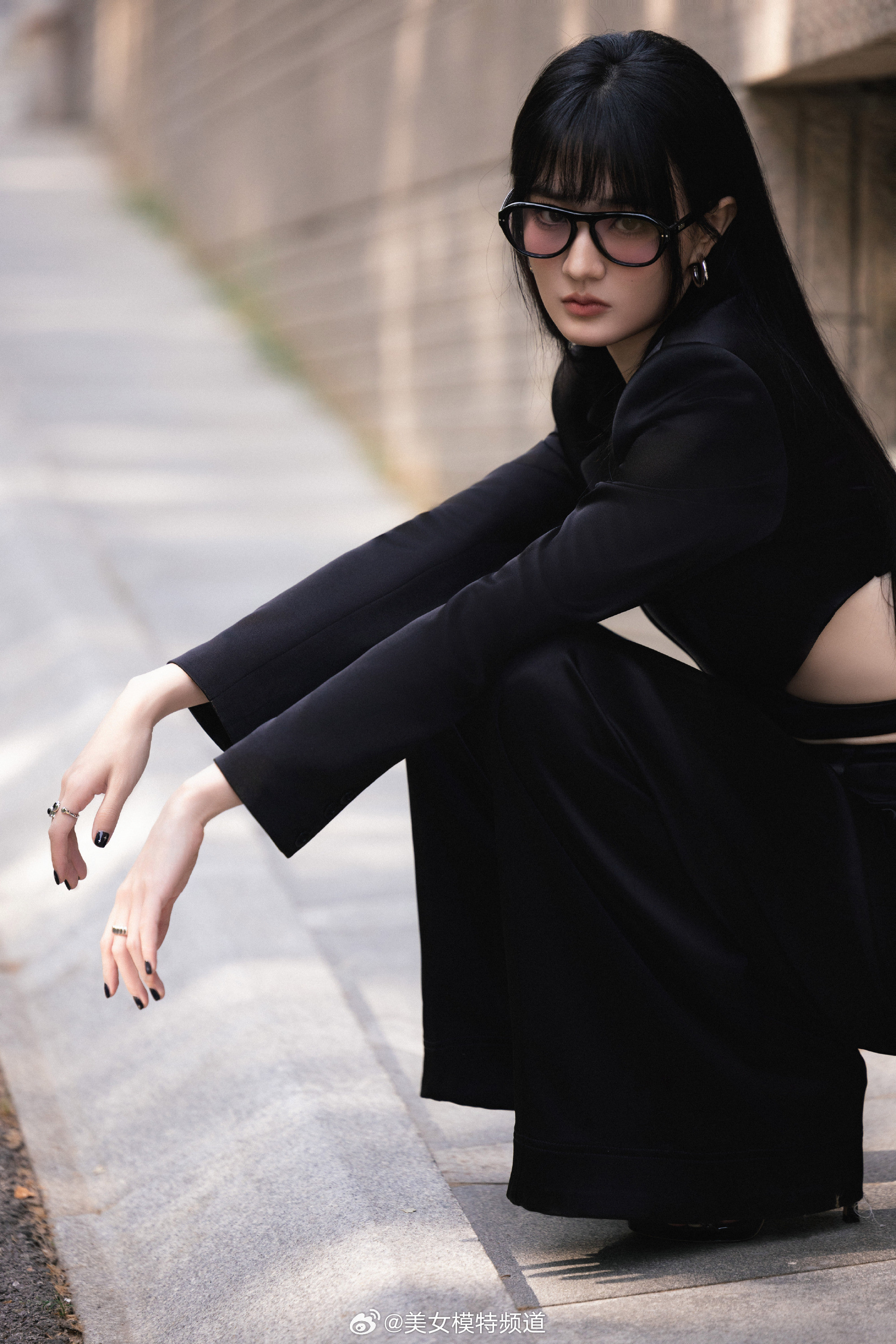 徐璐黑酷风格利落挺阔率性