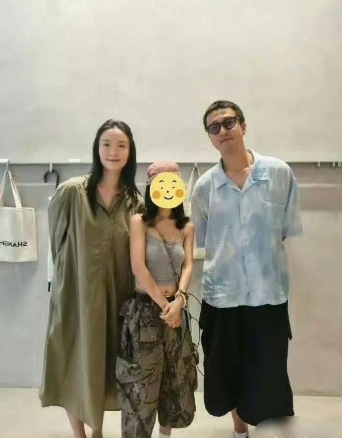 王传君身高一米八七，站他身旁的妻子齐溪174cm，相差13cm的两人看着竟然差不