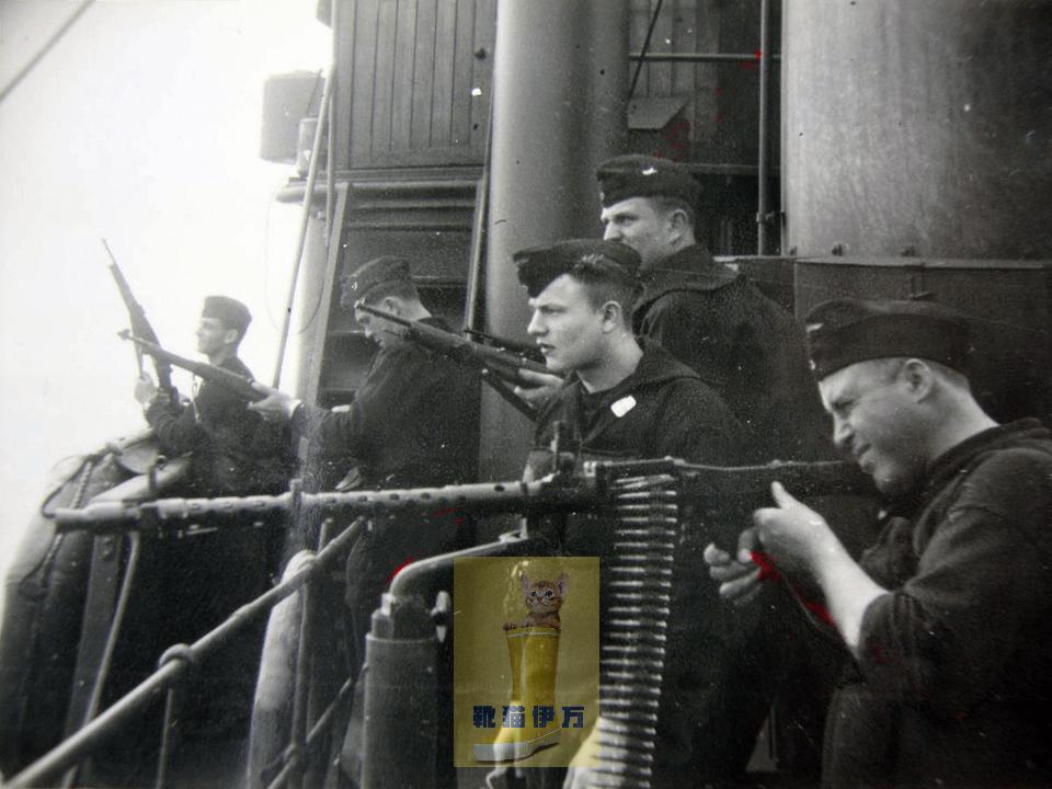 [呲牙笑]到底是什么卡宾枪——二战时期，德国海军的一艘前哨艇正在出海训练。水兵们