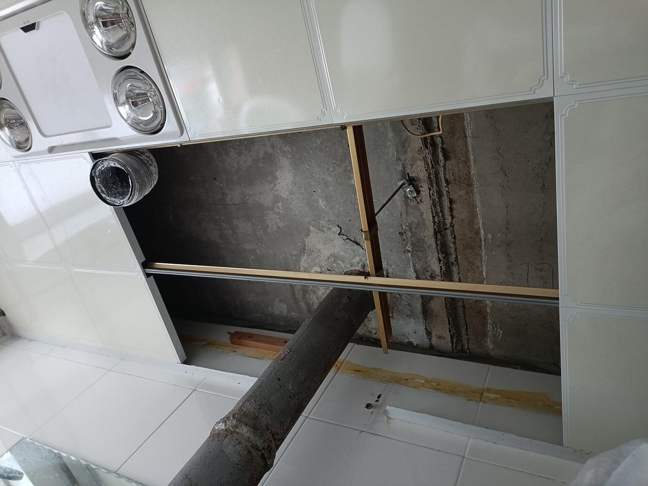 我家隔壁昨天刚改造完厨房和厕所的上下水，今天就听老爷子说漏水，找他们施工队了，就