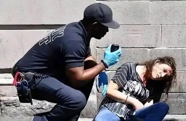 不少人感到疑惑，芬太尼这种物质究竟为何让美国陷入巨大危机。简单来讲，关键就两点：