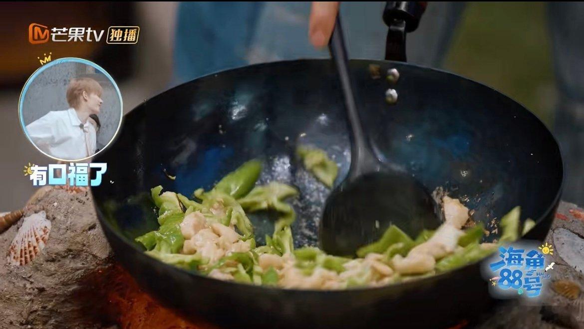 颜安炒菜好有锅气颜安的厨艺藏不住了！娴熟手法让食材在锅中翻滚，锅气裹着肉香扑面