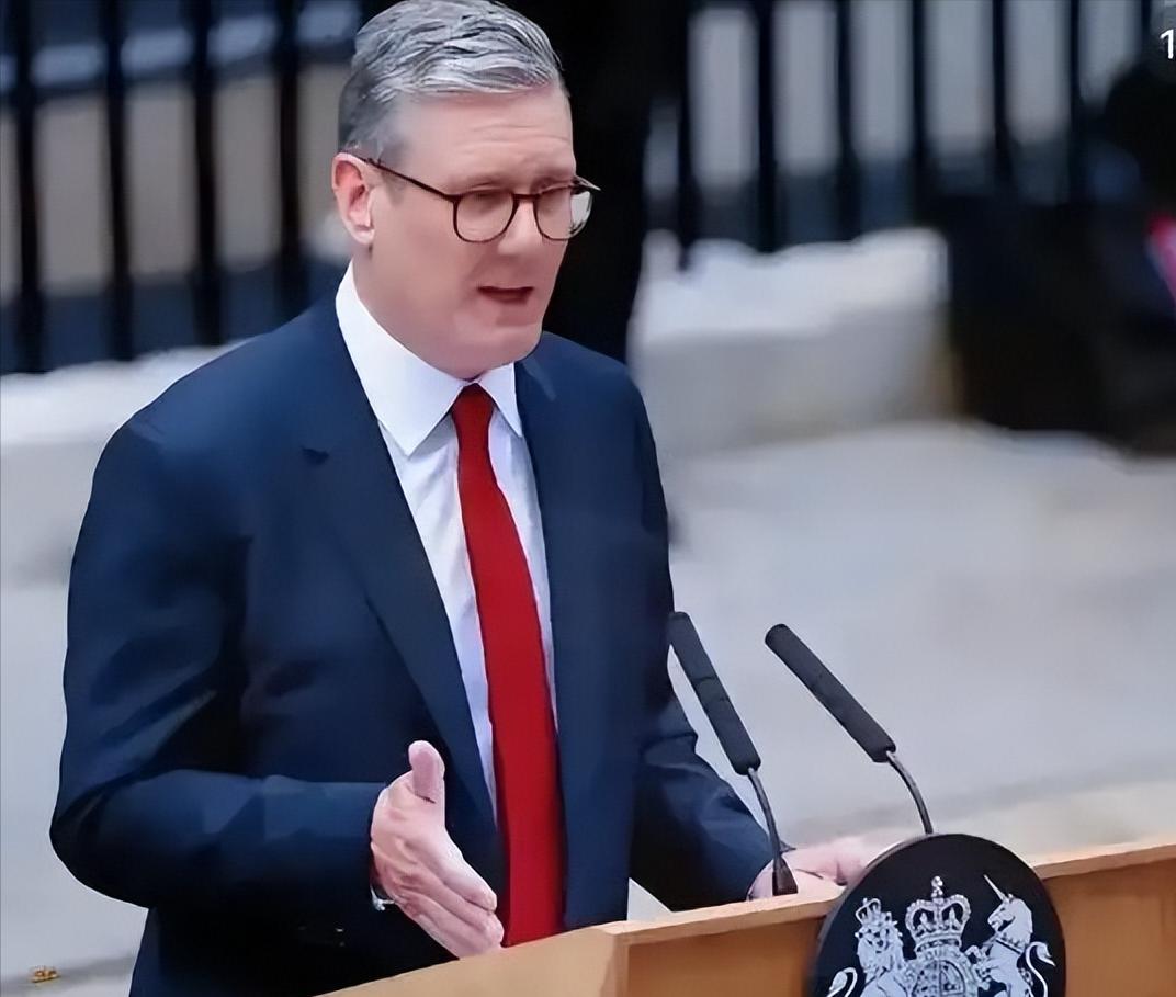 见过忘恩负义的，没见过这么离谱的，英国首相斯塔默刚从北京捧走45亿英镑投资，拍着